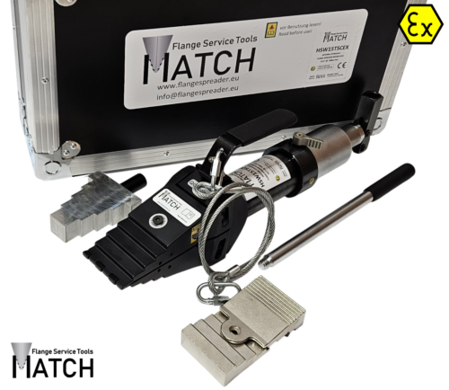 Integral flange spreader (HSW15TSCEX) with safety loop and safety block in Fligtcase FCEX